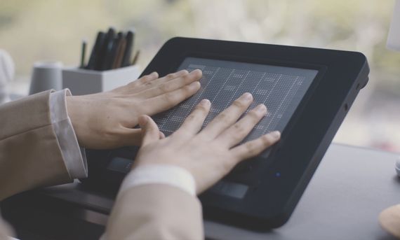 2400개에 달하는 핀을 촉각 그래픽으로 구현한 닷의 '닷패드(Dot Pad)'. ⓒ온라인  카지노